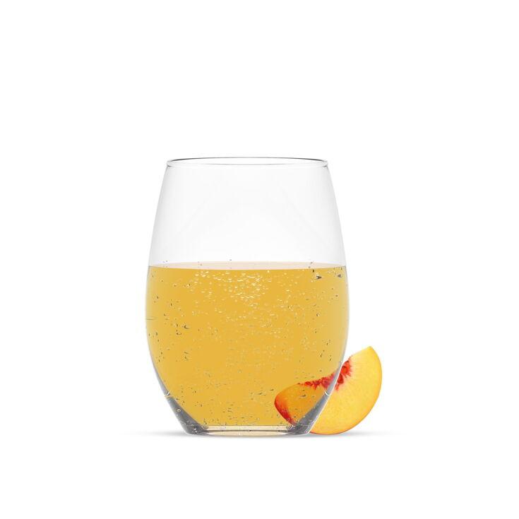 Ein Glas gefüllt mit Pfirsich-Eistee-Sirup. Dargestellt mit einem Stück Pfirsich vor weißem Hintergrund.