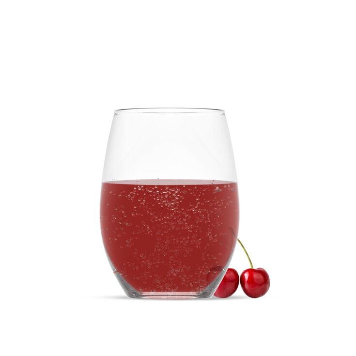 Ein Glas gefüllt mit Kirsch-Sirup. Dargestellt mit einer Kirsche vor weißem Hintergrund.