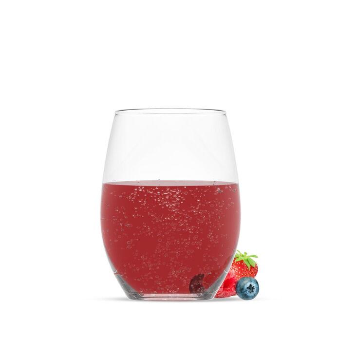Ein Glas gefüllt mit Wild-Berry-Sirup. Dargestellt mit verschiedenen Früchten vor weißem Hintergrund.