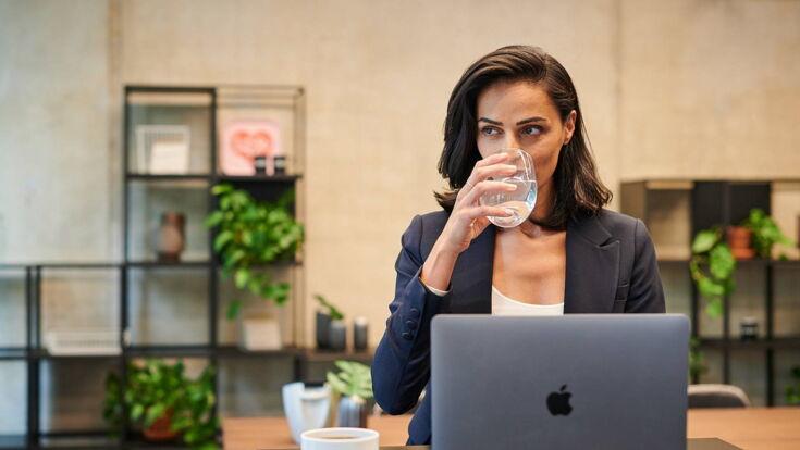 Wasser-trinken-im-buero