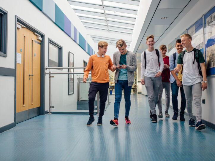 Kinder gehen durch Schulflur