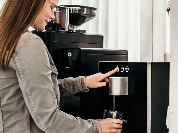 welltec Kunde bedient unseren CUBE Compact Wasserspender
