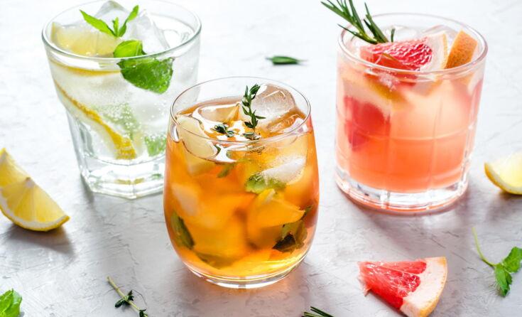 Drei lecker angerichtete Gläser mit Erfrischungsgetränk