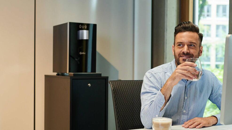 welltec CUBE Compact Frischwasserspender steht im Büro
