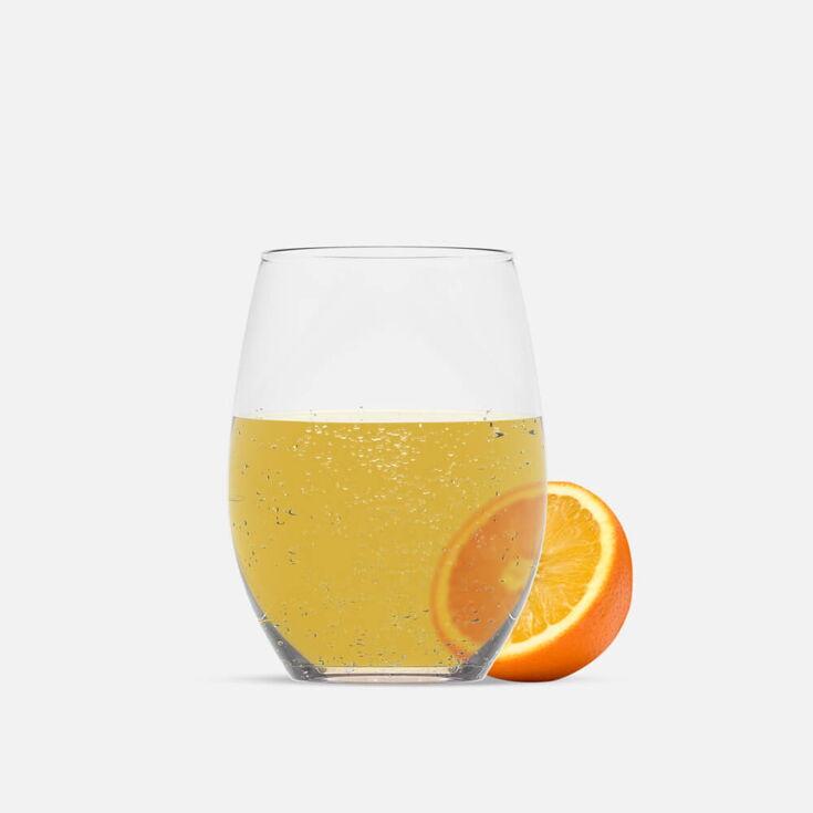 Gefülltes Wasserglas mit der Geschmacksrichtung Orange. neben dem Glas ist eine Orangenscheibe zu sehen.