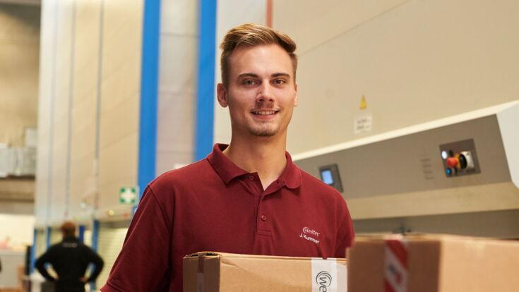 Servicemitarbeiter mit Ersatzteil-Paket in der Hand