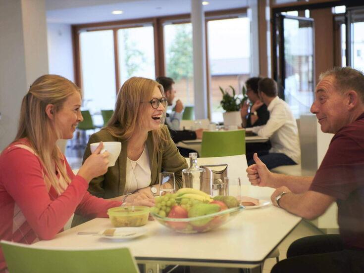 Mitarbeiter von Kaffee Partner am Tisch