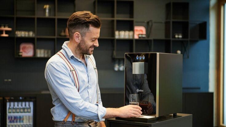 Wasserglas-vom-welltec-wasserspender-nehmen