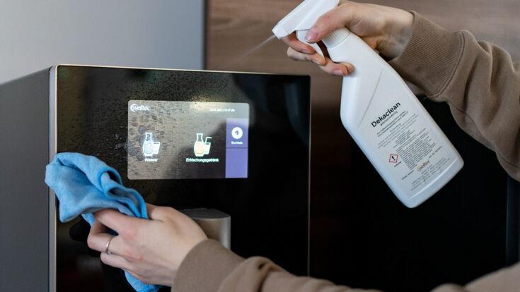 Mit Hilfe von welltec Dekaclean wird eine Glasfront gereinigt und desinfiziert