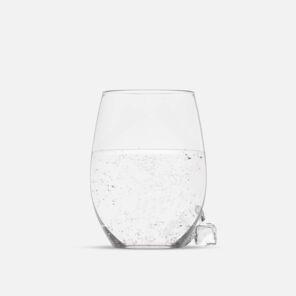 Glas mit Wasser gefüllt